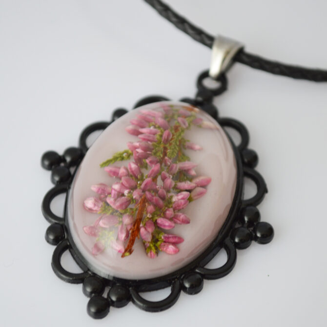 Usnjena ogrlica z medaljonom iz cvetov vrese